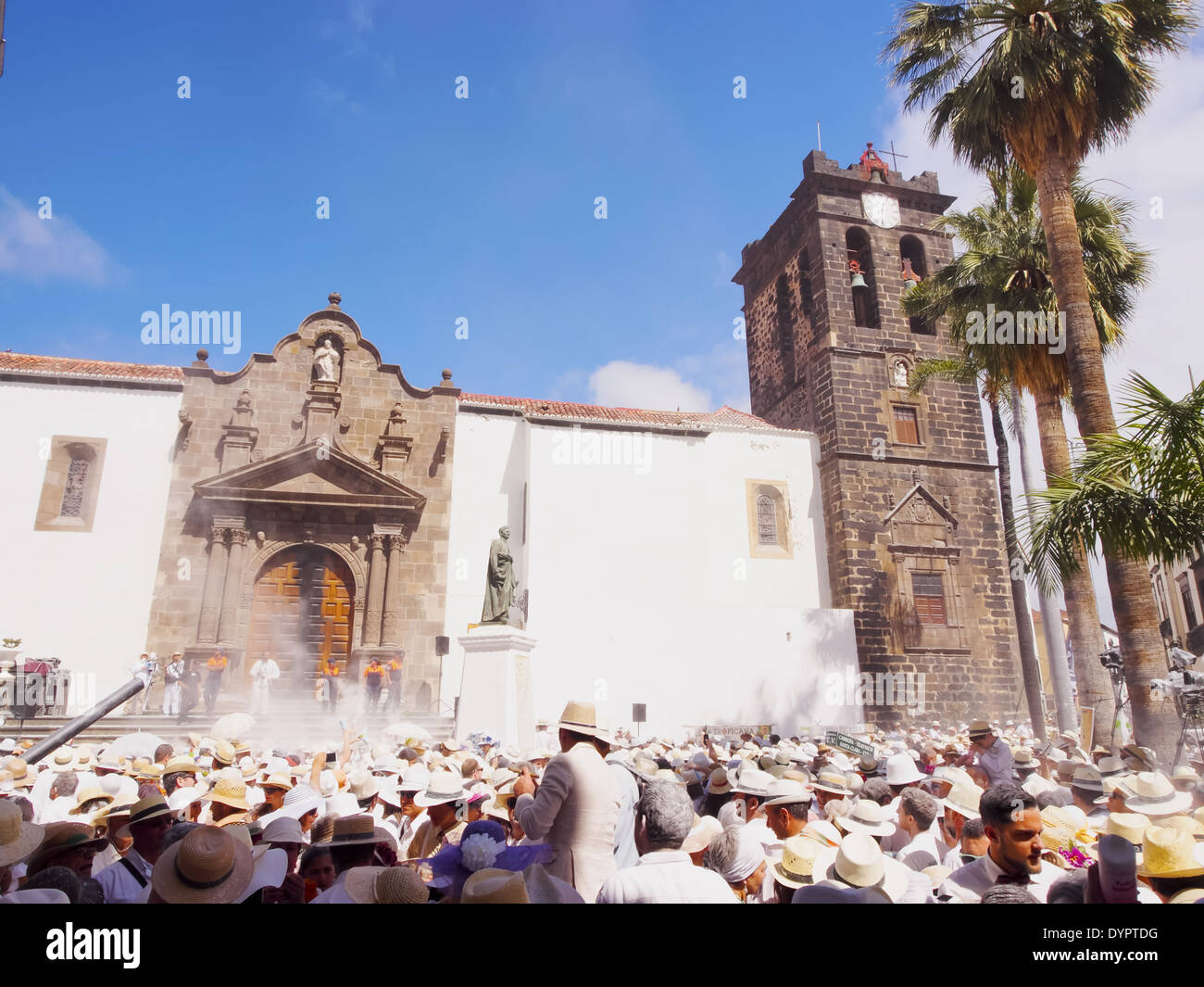 Unbekannte Menschen genießen die Los Indianos Partei während des Karnevals am 3. März 2014 in Santa Cruz De La Palma, Kanarische Insel Stockfoto