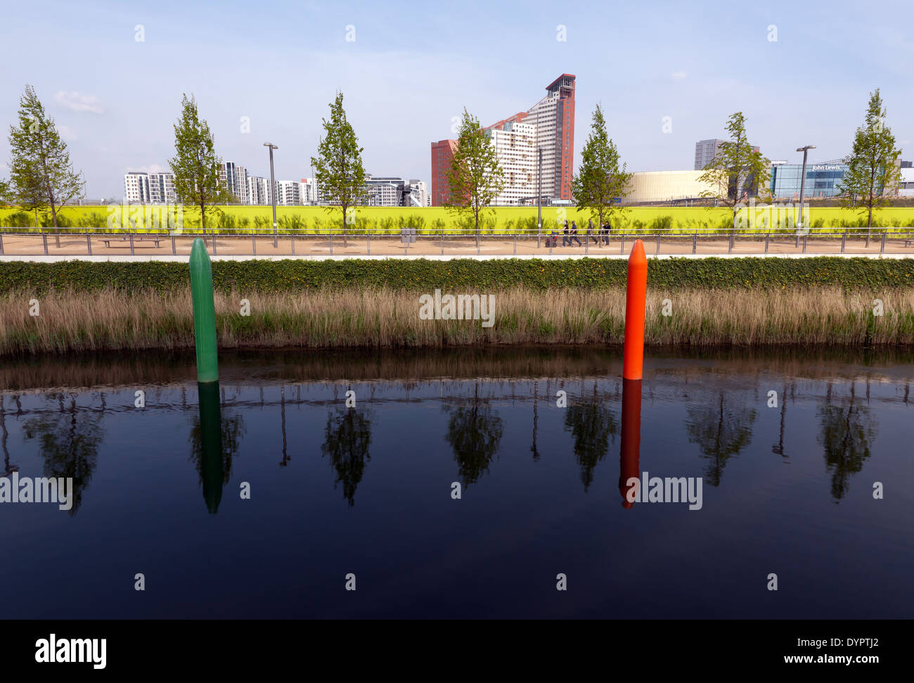 Ein Abschnitt des Flusses Lee Da durchläuft im neu eröffneten Queen Elizabeth II Olympic Park, Stratford, London. Stockfoto