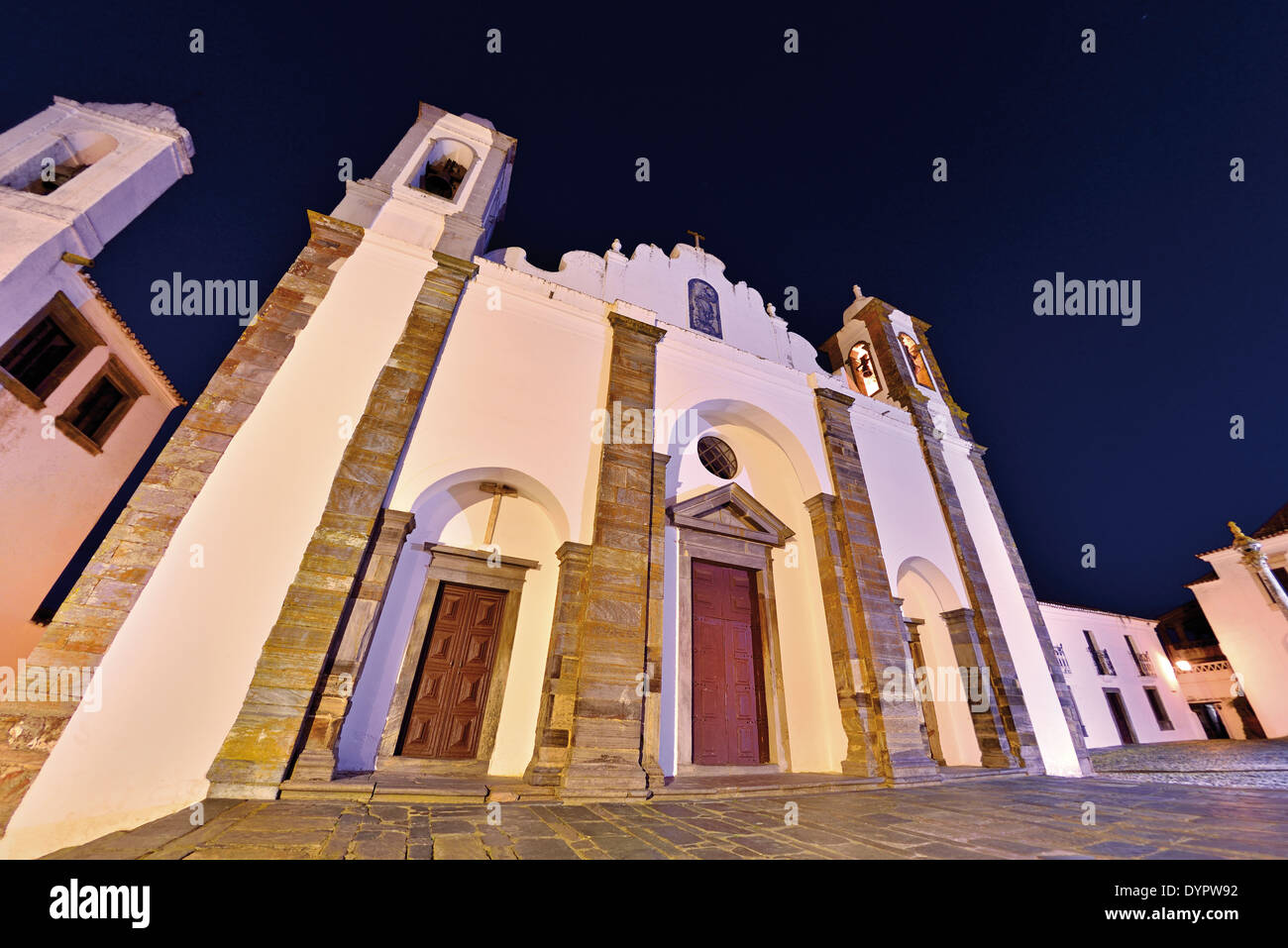 Portugal, Alentejo: Nächtliche Blick auf Pfarrkirche Santa Maria da Lagoa Stockfoto