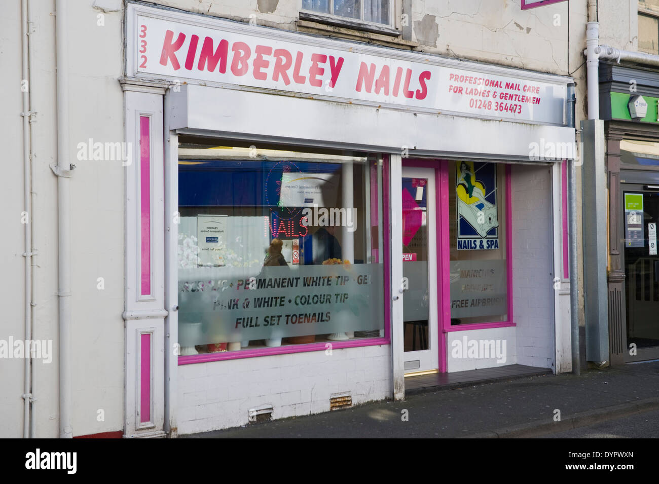 Kimberley Nails Store auf der High Street Bangor Gwynedd North Wales UK Stockfoto