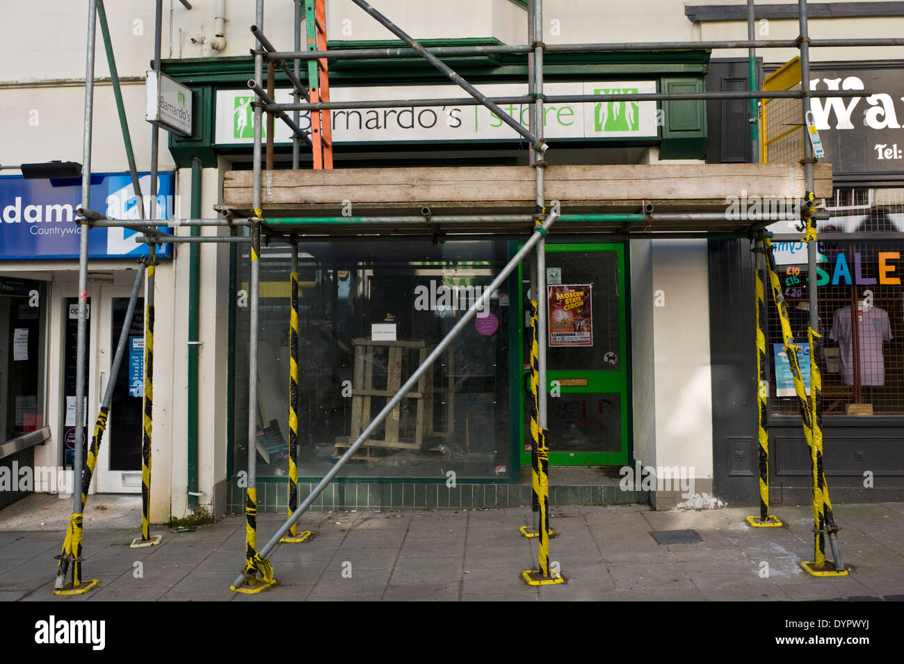 Geschlossene Barnardo Charity-Shop auf der High Street Bangor Gwynedd North Wales UK Stockfoto