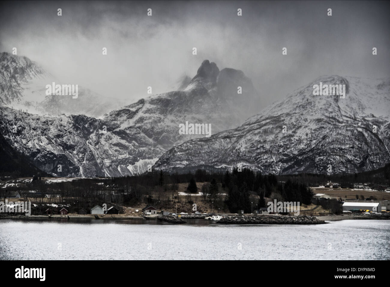 Wolken bedecken die Berge hinter Åndalsnes Stockfoto