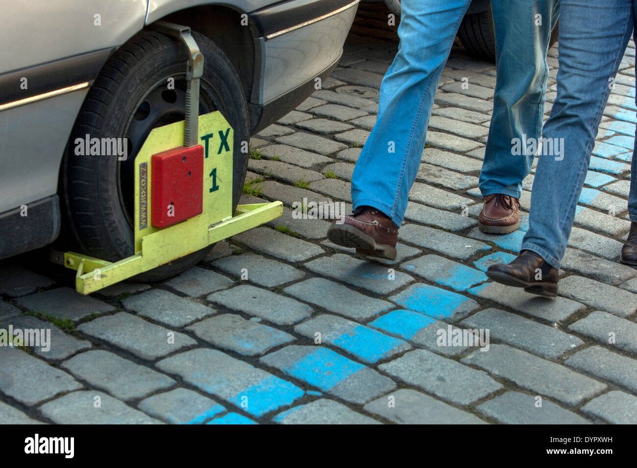Die blaue Linie, Parkplatz, Stadt Wheel Lock, schlechte Parkmöglichkeiten in Prag Stockfoto