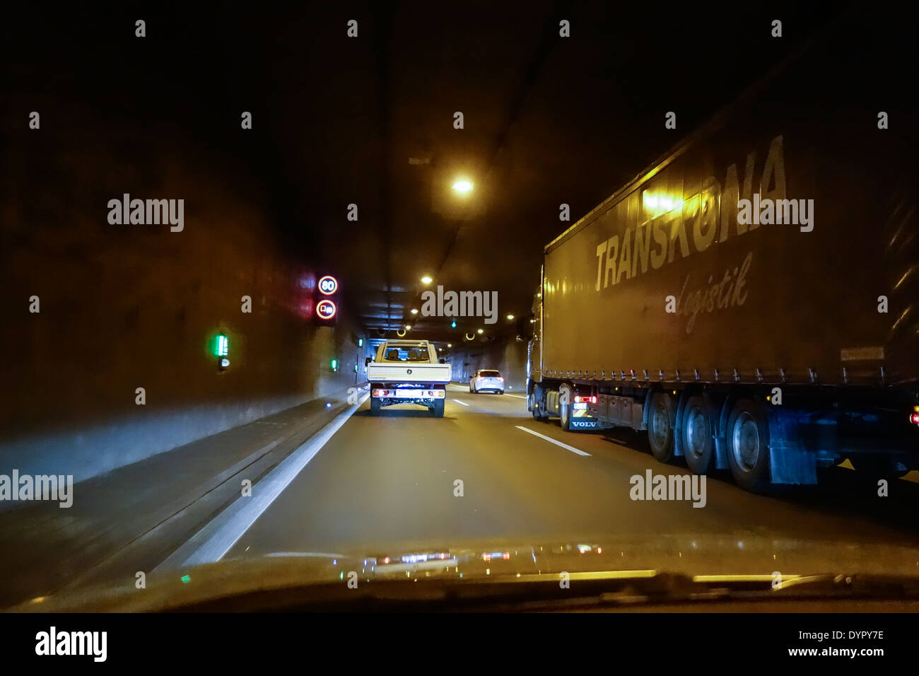 Fahren auf der Autobahn durch einen tunnel Stockfoto