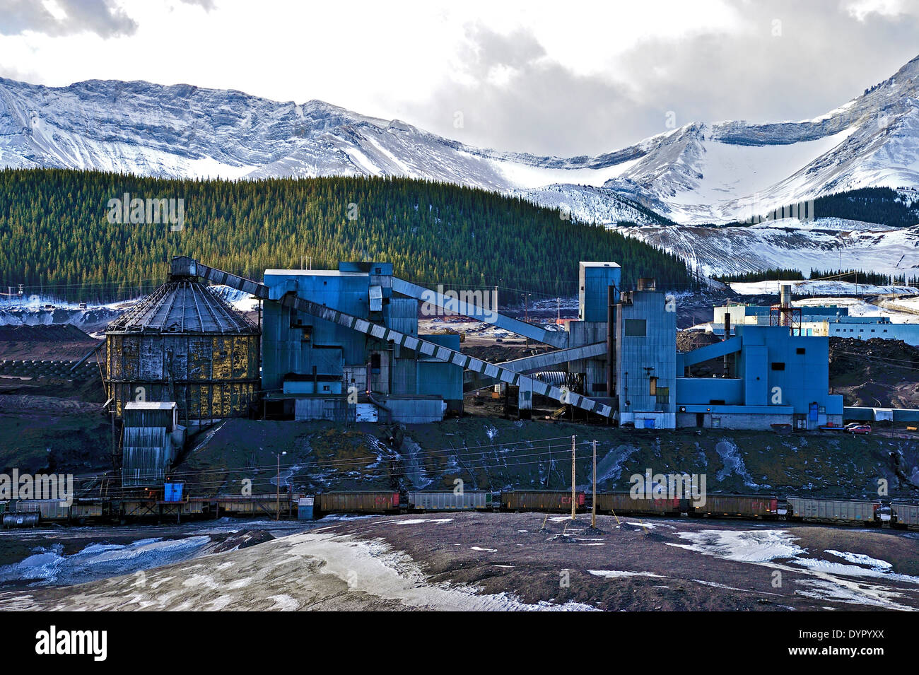 Eine Kohle Verarbeitungsanlage in den Ausläufern der Rocky Mountains von Alberta, Kanada Stockfoto