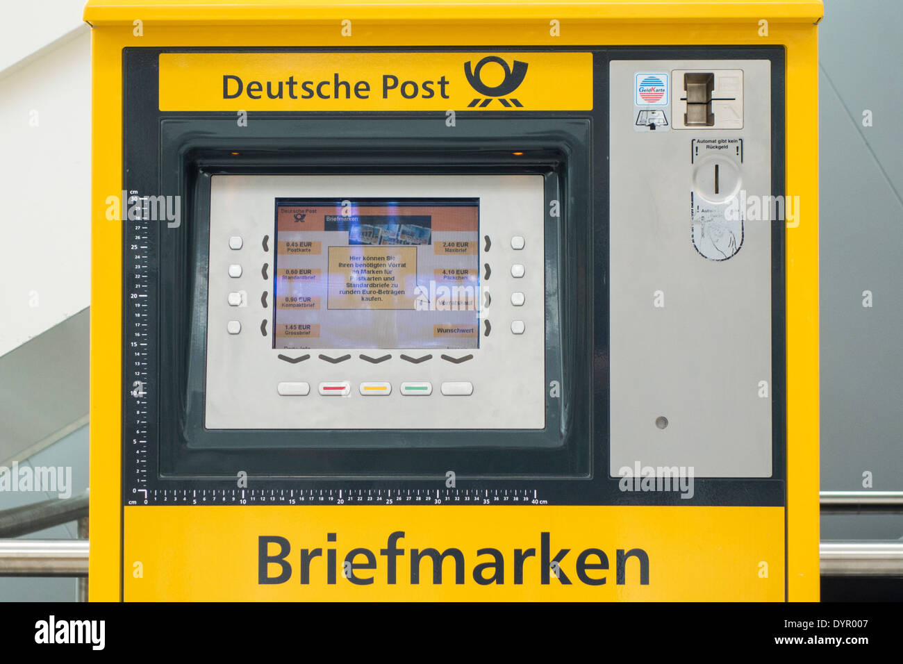 Stempel vending Deutsche Post in München Flughafen, Bayern, Deutschland Stockfoto