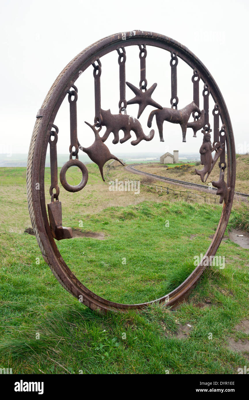 Charm-Armband-Skulptur von Richard Farrington auf The Cleveland Art und Weise, Saltburn, UK. Eisenbahn und alte Mine Fan-Haus nach hinten Stockfoto