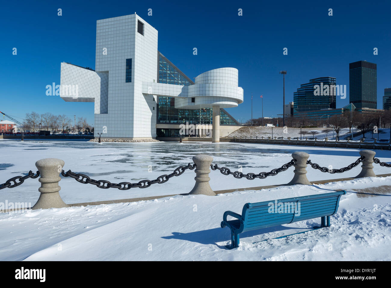 ROCK AND ROLL HALL OF FAME (© I M PEI 1995) DOWNTOWN CLEVELAND SKYLINE OHIO USA Stockfoto