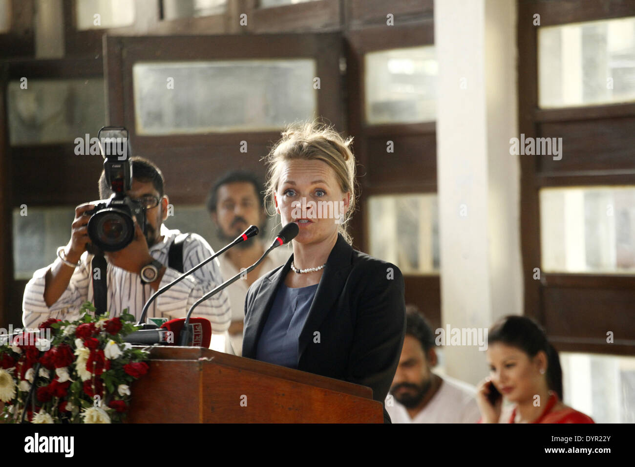 Dhaka, Bangladesch. 23. April 2014. Hanne Fugl Eskjaer, Botschafter der Botschaft von Dänemark in Bangladesch ihre Rede. Eine Gruppe von Fotojournalist her nationale & internationaler Medien in Bangladesch wird ein Jahr unvergessliche Tragödie von Rana Plaza, im Gedenken an seine Opfer durch die Veranstaltung einer Fotoausstellung mit dem Titel '' Aftermath: Rana Plaza'' Respekt zollen. Die Ausstellung eröffnet im 23. April 2014 bei Sohrawardi Uddyan, Dhaka. © ZUMA Press, Inc./Alamy Live News Stockfoto