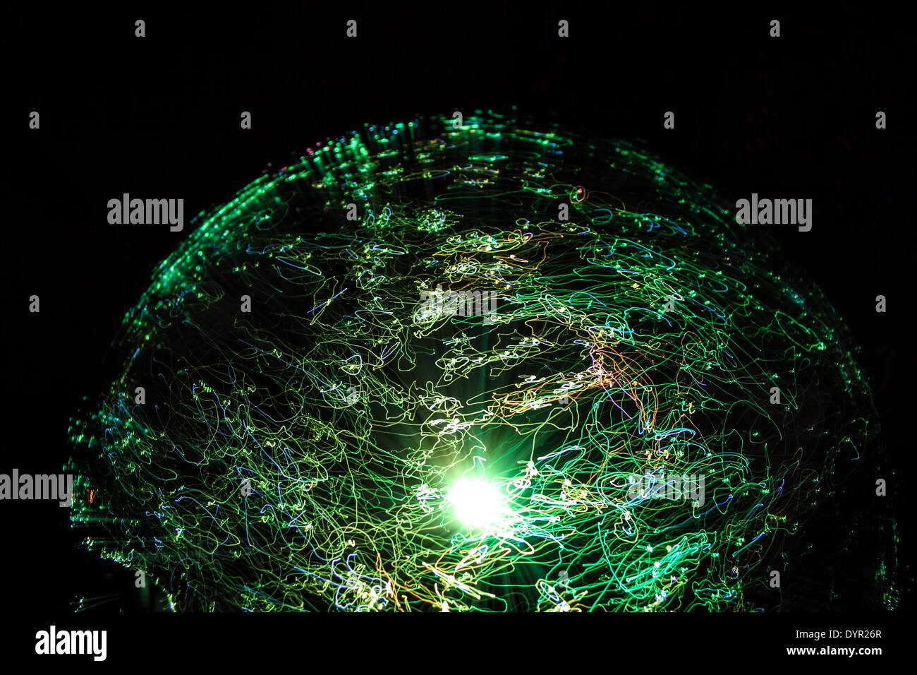 Fiber optic Lichtspuren ähnelt einen Globus Stockfoto