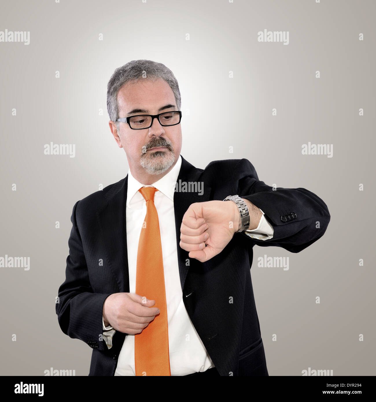 Geschäftsmann sieht auf seine Uhr, weil er den Termin gemacht hat Stockfoto