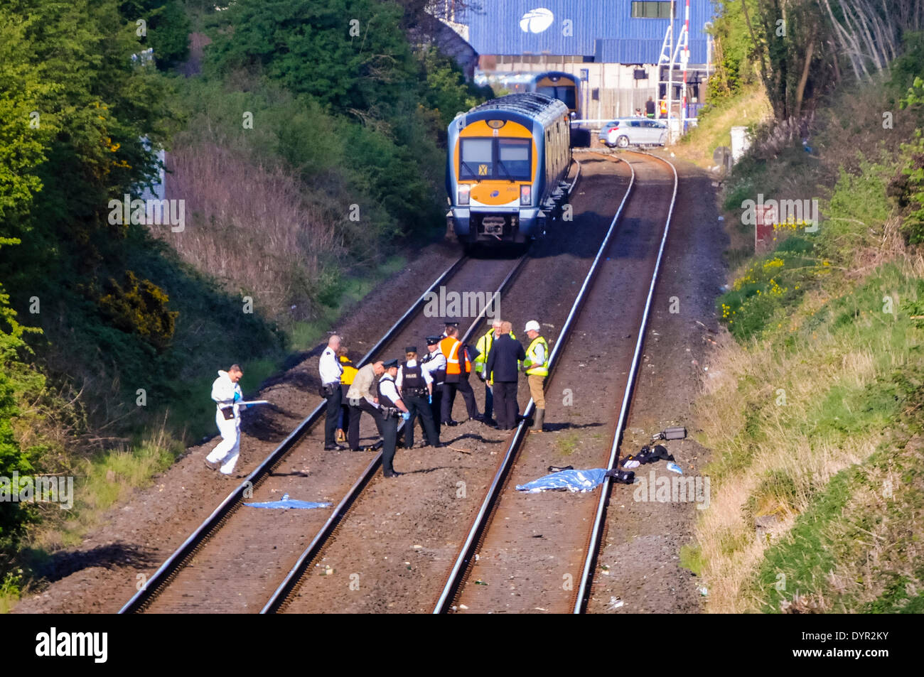 Lurgan, Nordirland. 24. April 2014 - Polizei und Bahnpersonal versammeln sich die Szene auf einem Gleis an der Stelle, wo eine Person getötet wurde, nachdem sie von einem Zug Kredit getroffen worden waren: Stephen Barnes/Alamy Live News Stockfoto