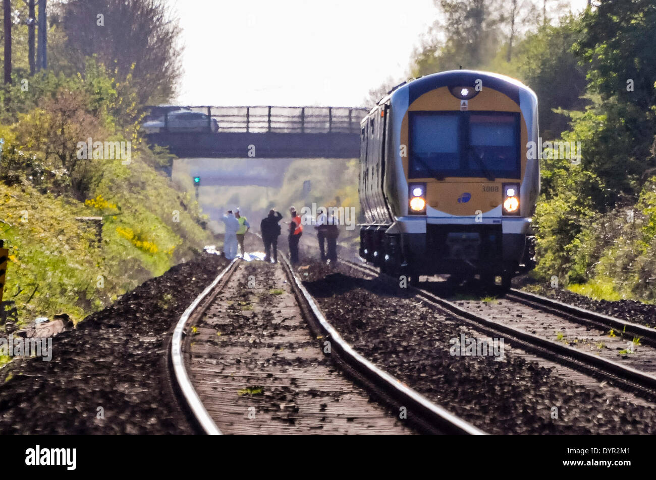 Lurgan, Nordirland. 24. April 2014 - Polizei und Bahnpersonal versammeln sich die Szene auf einem Gleis an der Stelle, wo eine Person getötet wurde, nachdem sie von einem Zug Kredit getroffen worden waren: Stephen Barnes/Alamy Live News Stockfoto