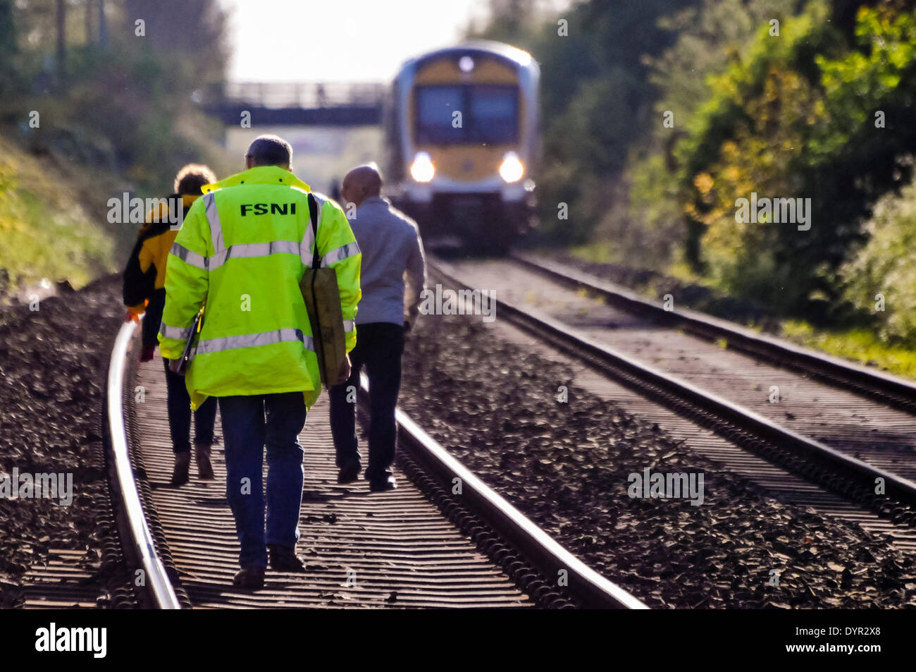 Lurgan, Nordirland. 24. April 2014 - drei forensische Ermittler zu Fuß entlang einer Eisenbahnstrecke an die Stelle, wo eine Person getötet wurde, nachdem sie von einem Zug Kredit getroffen worden waren: Stephen Barnes/Alamy Live News Stockfoto