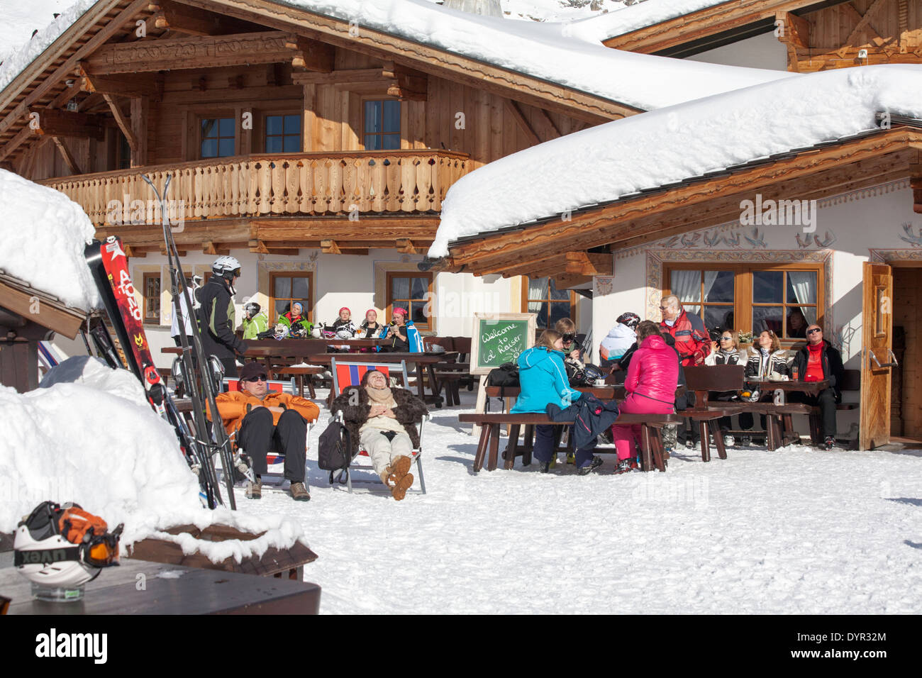 Skifahrer, Snowboarder und Wanderer im Bergrestaurant Col Raiser Val Gardena Dolomiten Italien Stockfoto