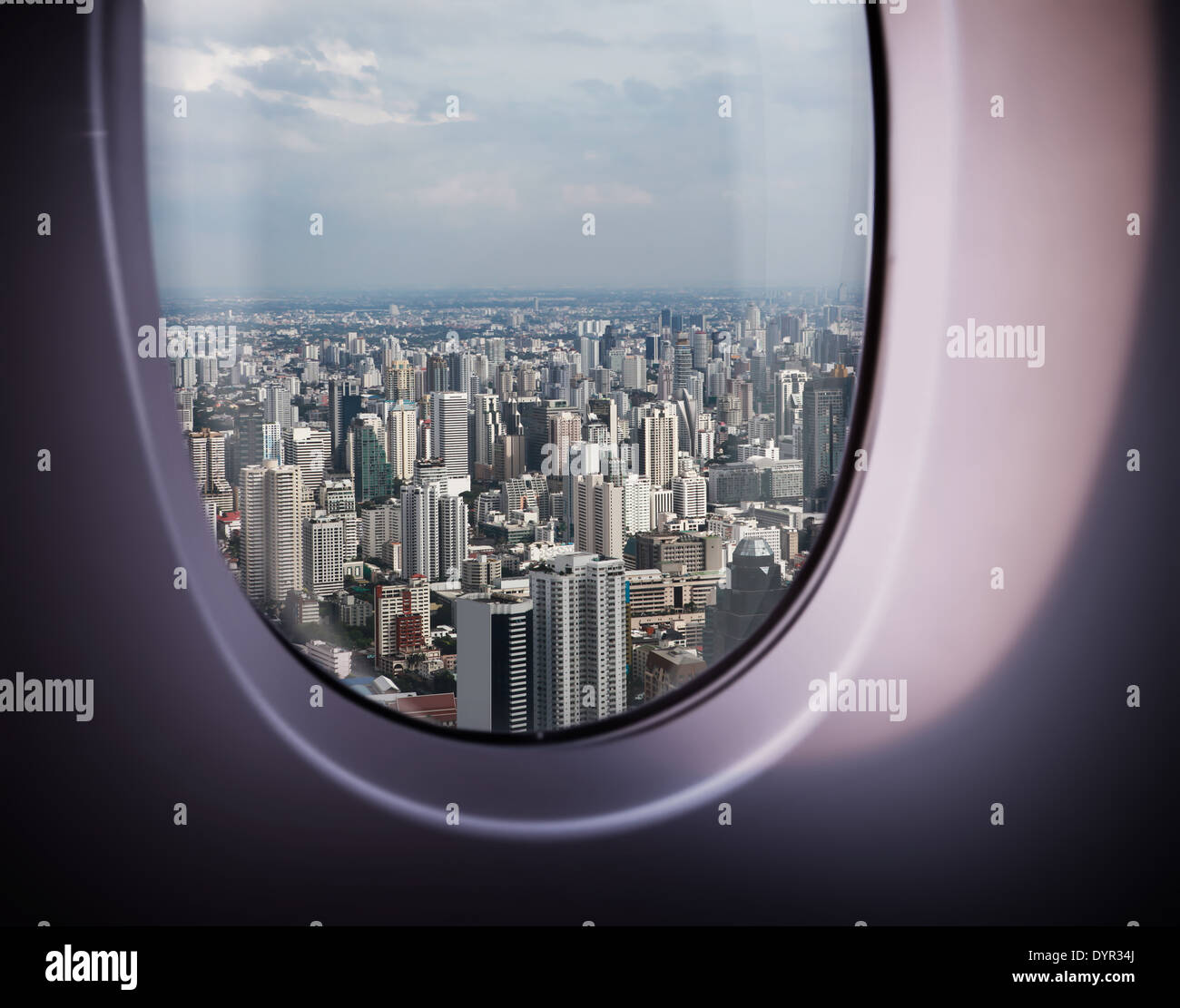 schöne Stadtansicht von Bangkok mit blauem Himmel aus Flugzeugfenster Stockfoto