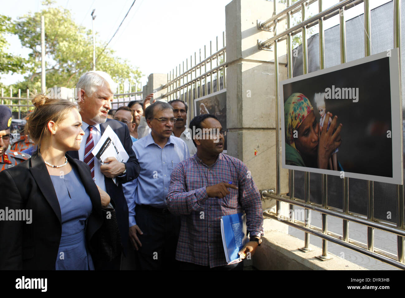 Dhaka, Bangladesch. 23. April 2014. William Hanna, Ambasedor Europäische Union Delegation in Bangladesch & Hanne Fugl Eskjaer, Botschafter der Botschaft von Dänemark in Bangladesch besuchten Exhibition.One Jahr unvergessliche Tragödie von Rana Plaza, eine Gruppe von Fotojournalist her nationale & internationaler Medien in Bangladesch wird im Gedenken an seine Opfer durch die Veranstaltung einer Fotoausstellung mit dem Titel '' Aftermath: Rana Plaza'' Respekt zollen. Die Ausstellung eröffnet im 23. April 2014 bei Sohrawardi Uddyan, Dhaka.William Hanna, präsentiert Ambasedor Europäische Union Delegation nach Bangladesch Stockfoto