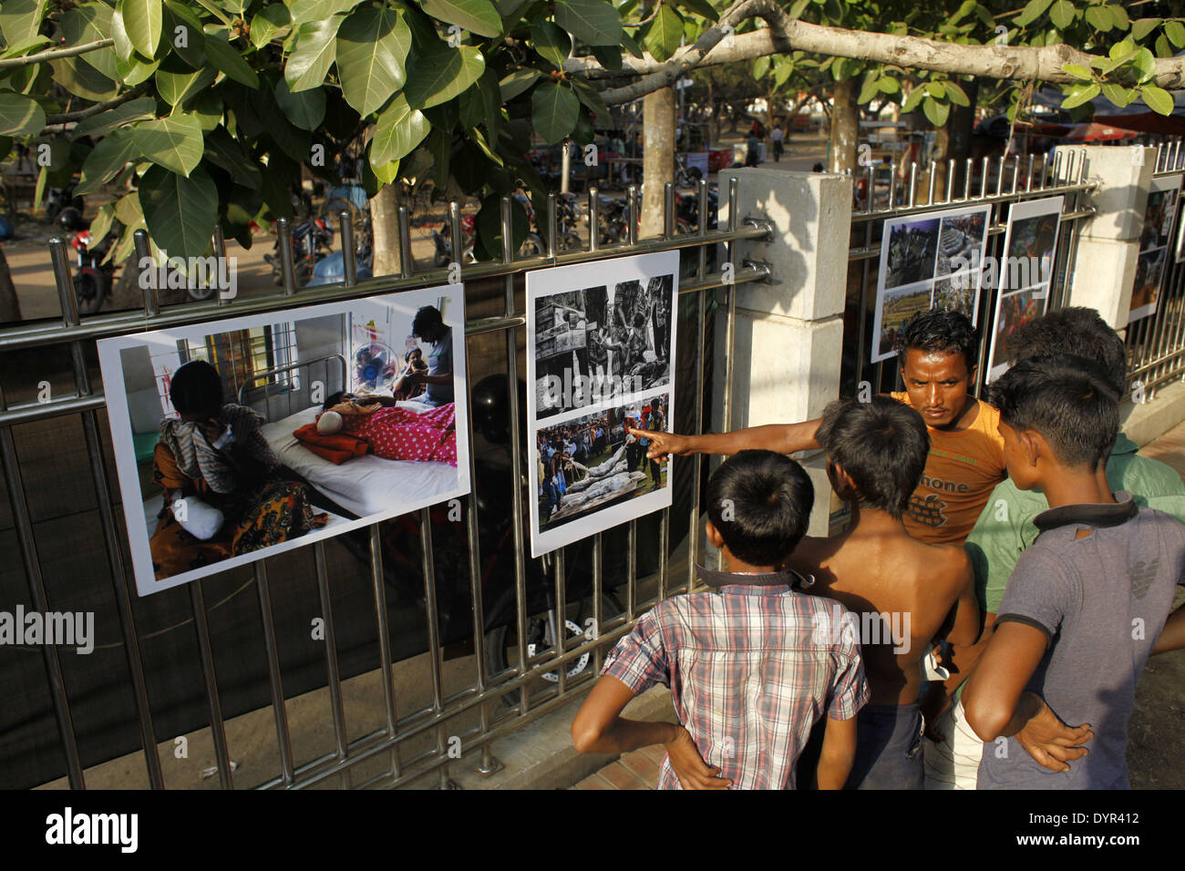Dhaka, Bangladesch. 23. April 2014. Eine Gruppe von Fotojournalist her nationale & internationaler Medien in Bangladesch wird ein Jahr unvergessliche Tragödie von Rana Plaza, im Gedenken an seine Opfer durch die Veranstaltung einer Fotoausstellung mit dem Titel '' Aftermath: Rana Plaza'' Respekt zollen. Die Ausstellung eröffnet im 23. April 2014 bei Sohrawardi Uddyan, Dhaka.William Hanna, präsentierte Ambasedor Europäische Union Delegation nach Bangladesch als Chef Gast & Hanne Fugl Eskjaer, Botschafter der Botschaft von Dänemark in Bangladesch präsentiert als special Guest. (Kredit-Bild: © Zakir Hossain Chowdhury / Stockfoto