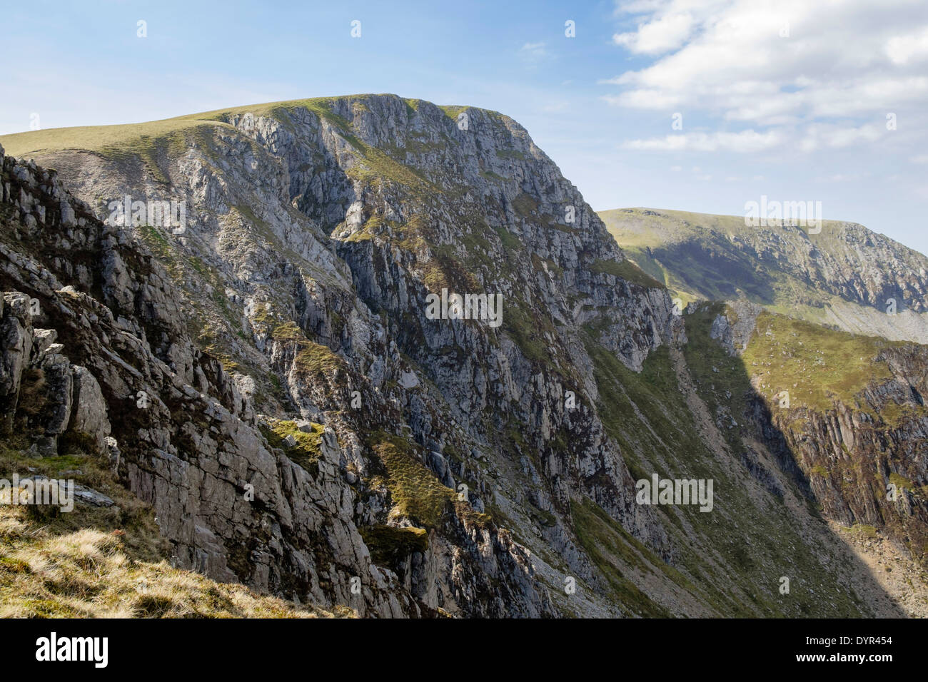 Felsigen Klippen unterhalb Foel Goch-Gipfels in Berge von Snowdonia-Nationalpark, Bethesda, Gwynedd, Nordwales, UK, Großbritannien Stockfoto