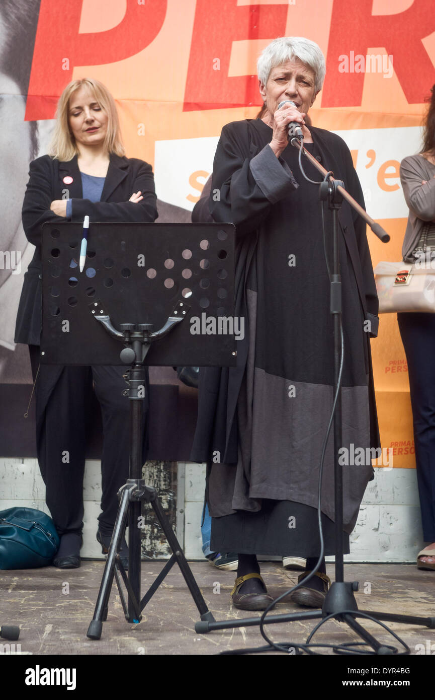 Mailand, Lombardei, Italien. 23. April 2014. Barbara Spinelli während der Präsentation von Italiens Tsipras Liste in Piazza Affari (Mailänder Börse), am 23. April 2014. © Adamo Di Loreto/NurPhoto/ZUMAPRESS.com/Alamy Live-Nachrichten Stockfoto