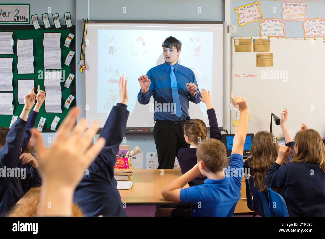 Jahr vier Französisch Lektion in zwei Gewässern Grundschule in Hemel Hempstead, Hertfordshire, England, UK Stockfoto