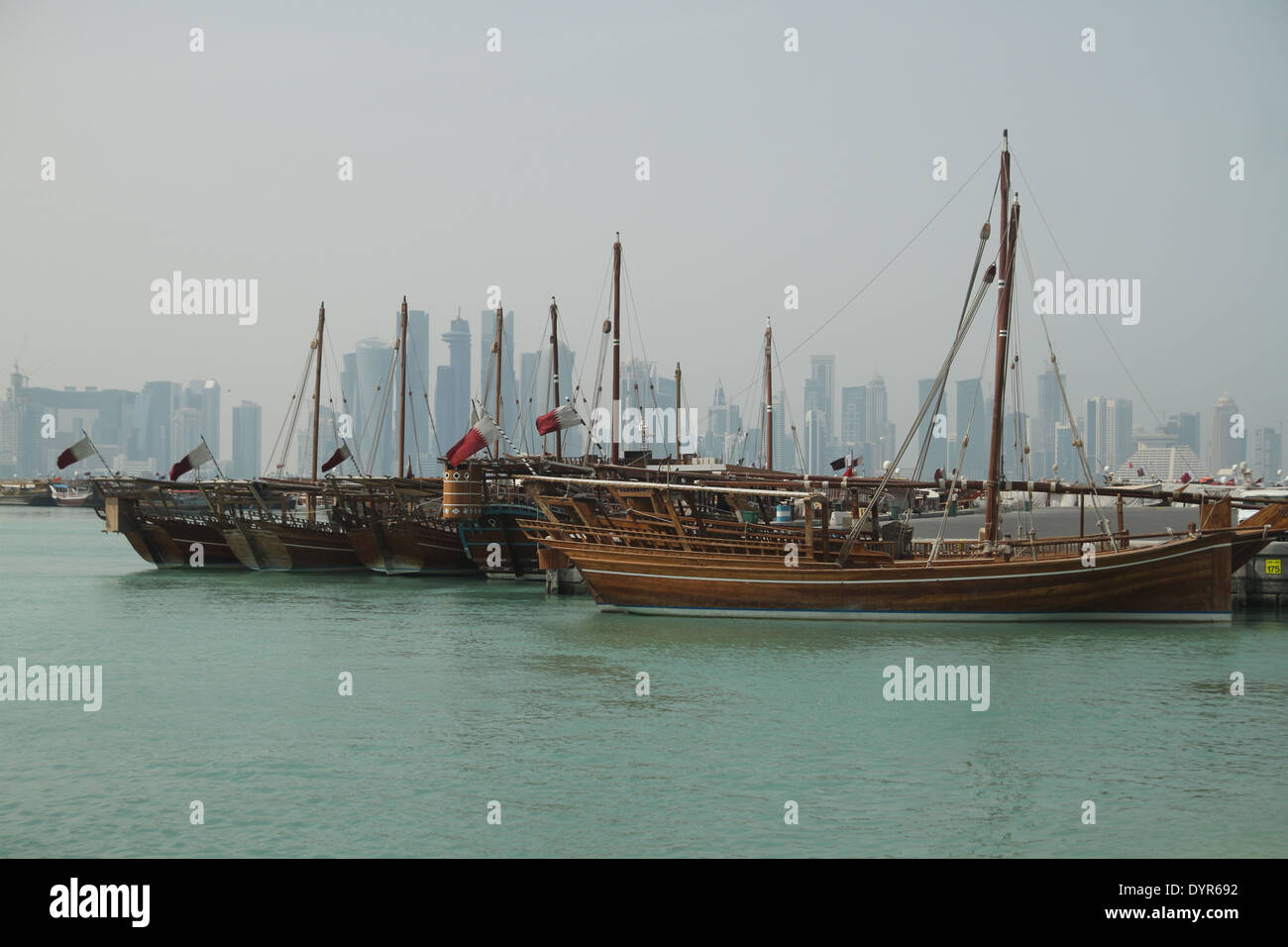 Doha Stadtbild auf dem Hintergrund der Dhaus angedockt im Hafen von Doha in Katar. Bildnachweis: David Mbiyu/Alamy Live-Nachrichten Stockfoto