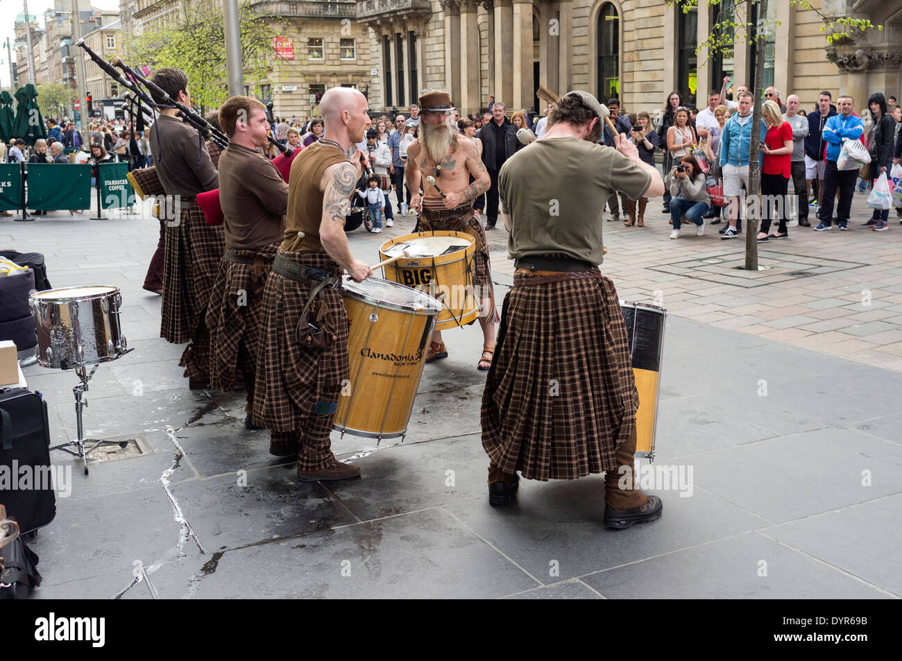 Schottische Gruppe Clanadonia als Straßenmusikant in Buchanan Street, Glasgow, Scotland, UK Stockfoto