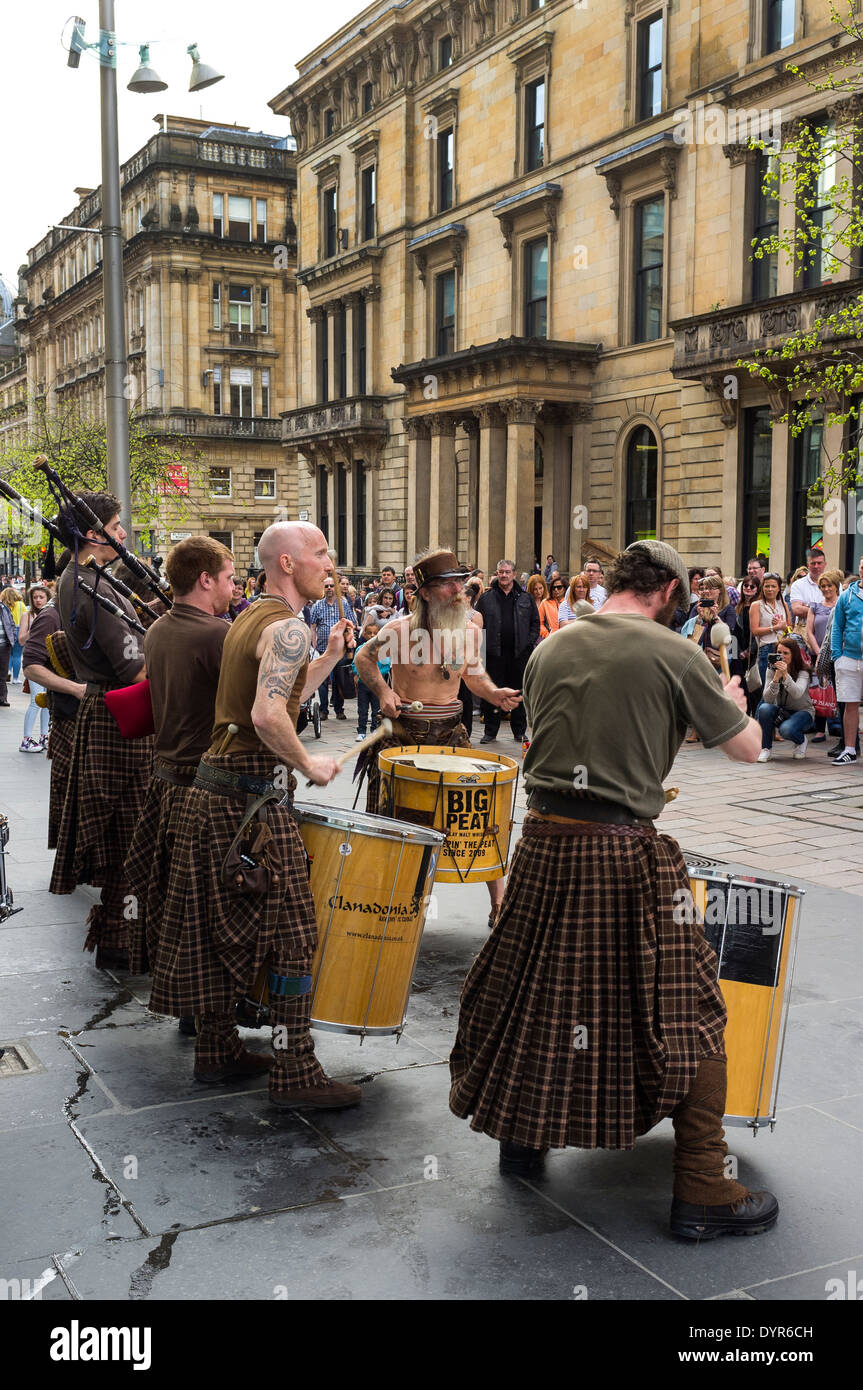 Schottische Gruppe Clanadonia als Straßenmusikant in Buchanan Street, Glasgow, Scotland, UK Stockfoto