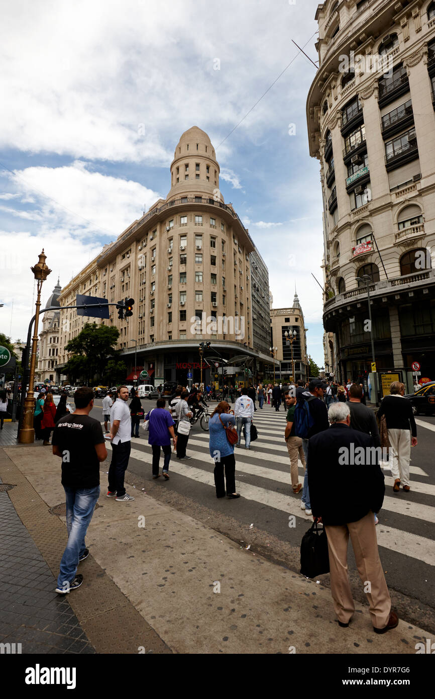 Menschen überqueren Calle Florida Edificio Bencich und südlichen Ende der Calle Florida Innenstadt von Buenos Aires Argentinien Stockfoto