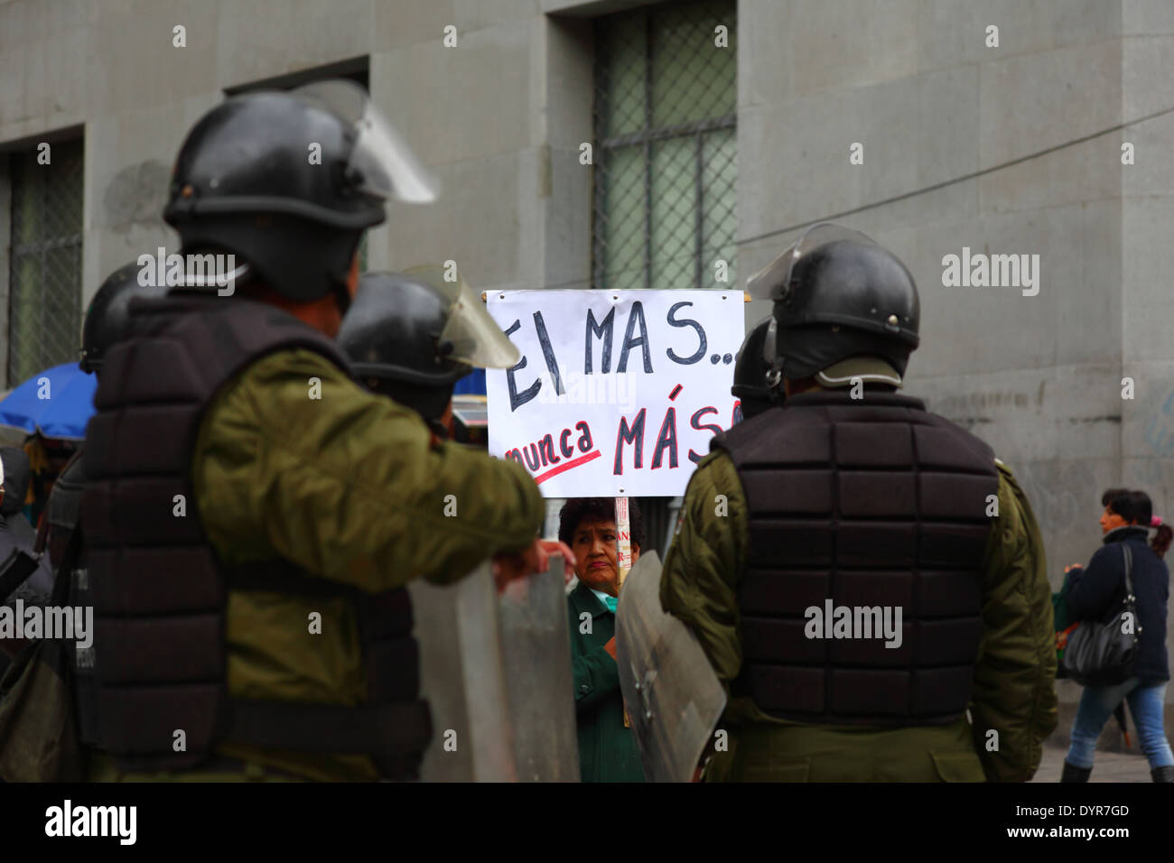 Ein pensionierter Lehrer hält eine Anti Regierung Zeichen während einer Protestaktion März anspruchsvolle erhöhte Rentenzahlungen, La Paz, Bolivien Stockfoto