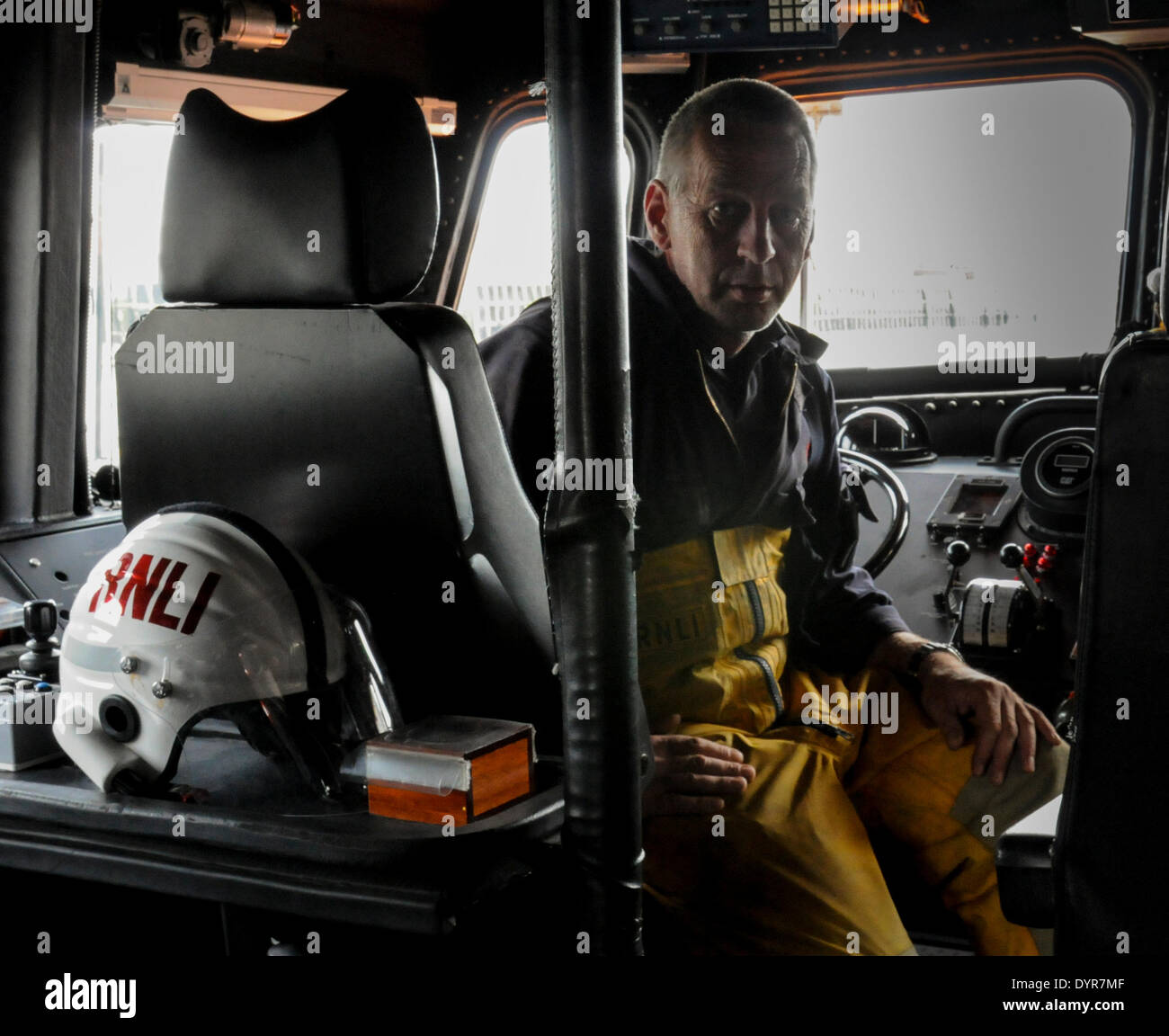 Newhaven, East Sussex, UK.24th April 2014.Paul werden mit dem RNLI "Dank dieses Organs im Velum" für Fähigkeit und Tapferkeit bei der Suche nach 14-jährigen Dylan Alkins in grausamen Seegang, Newhavens West Strand am 27. Oktober 2013 vorgestellt. Ich rief in das Bootshaus heute Paul hart arbeiten zu finden und nahm einige informelle Schnappschüsse von diesem ruhigen bescheidenen Charakter. Dylan wurde nicht gefunden, Paul und seine Crew waren von diesem Vorfall betroffen aber alles Menschenmögliche bei der Suche nach Dylan an diesem Tag tat. David Burr / Alamy Live News Stockfoto