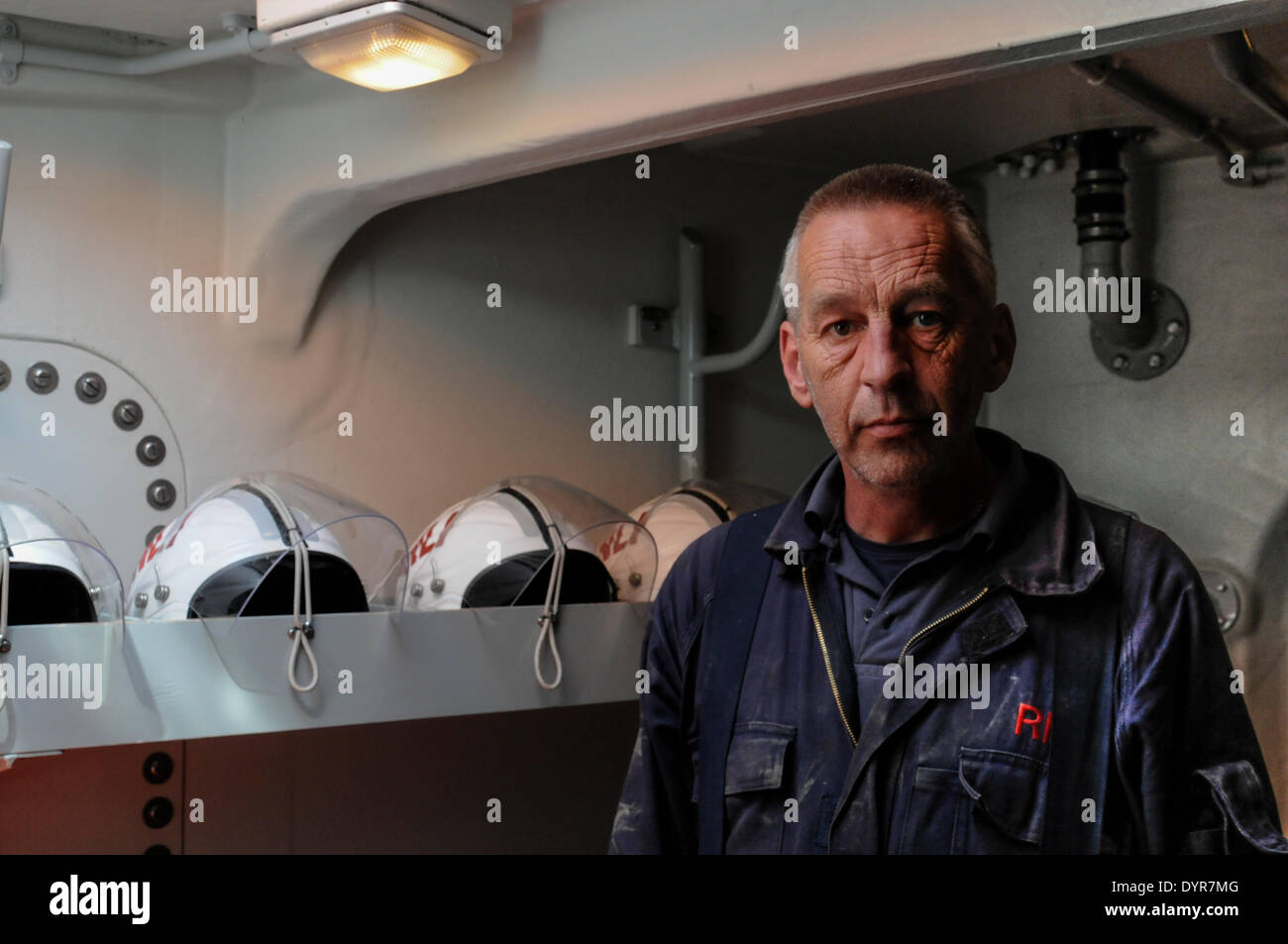 Newhaven, East Sussex, UK.24th April 2014.Paul werden mit dem RNLI "Dank dieses Organs im Velum" für Fähigkeit und Tapferkeit bei der Suche nach 14-jährigen Dylan Alkins in grausamen Seegang, Newhavens West Strand am 27. Oktober 2013 vorgestellt. Ich rief in das Bootshaus heute Paul hart arbeiten zu finden und nahm einige informelle Schnappschüsse von diesem ruhigen bescheidenen Charakter. Dylan wurde nicht gefunden, Paul und seine Crew waren von diesem Vorfall betroffen aber alles Menschenmögliche bei der Suche nach Dylan an diesem Tag tat. David Burr / Alamy Live News Stockfoto