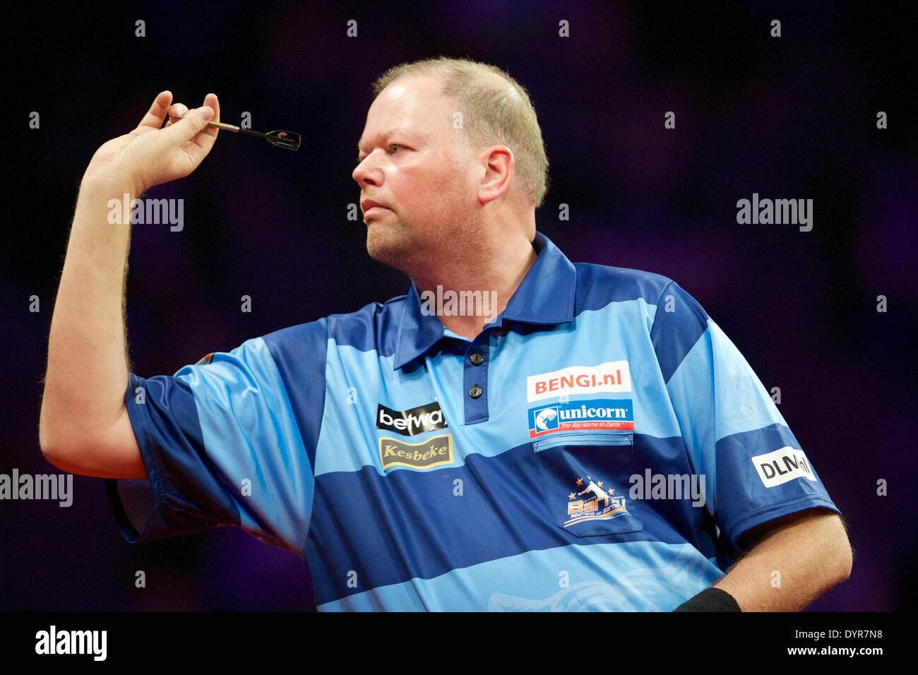 Manchester, UK. 24. April 2014. Raymond van Barneveld in Aktion während rund 12 der Premier League Darts von Phones 4u Arena. Bildnachweis: Aktion Plus Sport/Alamy Live-Nachrichten Stockfoto