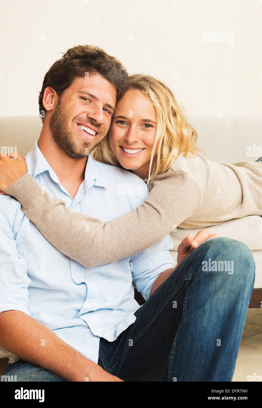 Glückliches junges Paar zu Hause entspannen auf dem sofa Stockfoto