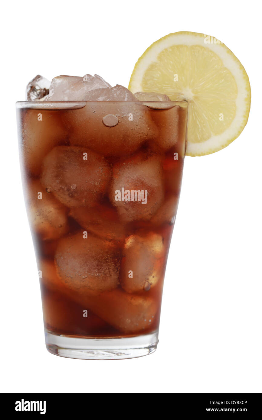 Cola in ein Glas mit Eiswürfeln, isoliert auf weiss Stockfoto