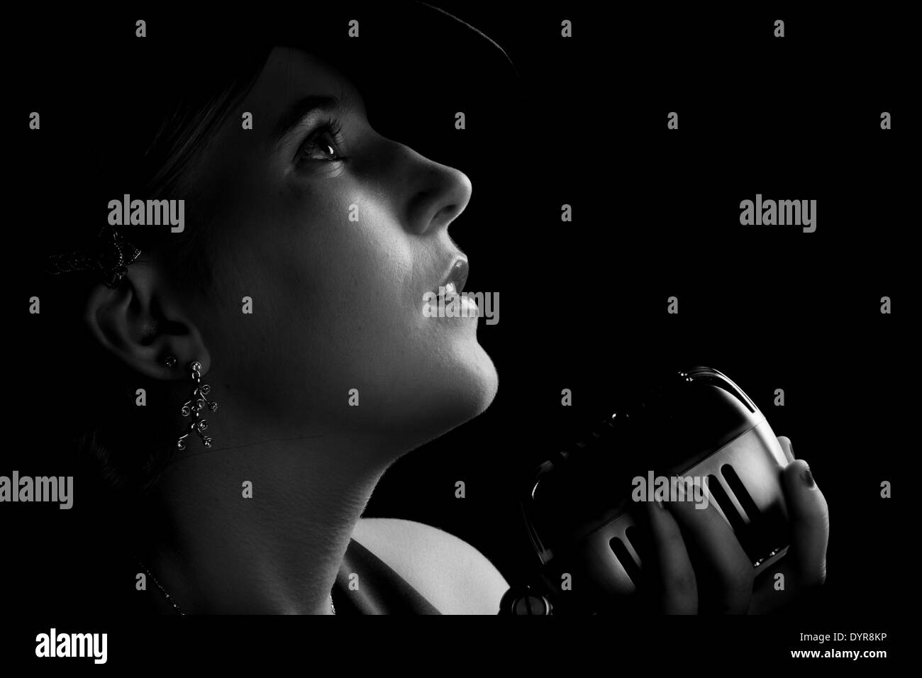 Schönen Jazzgesang Frau mit Fedora und Retro-Stil-Mikrofon Stockfoto