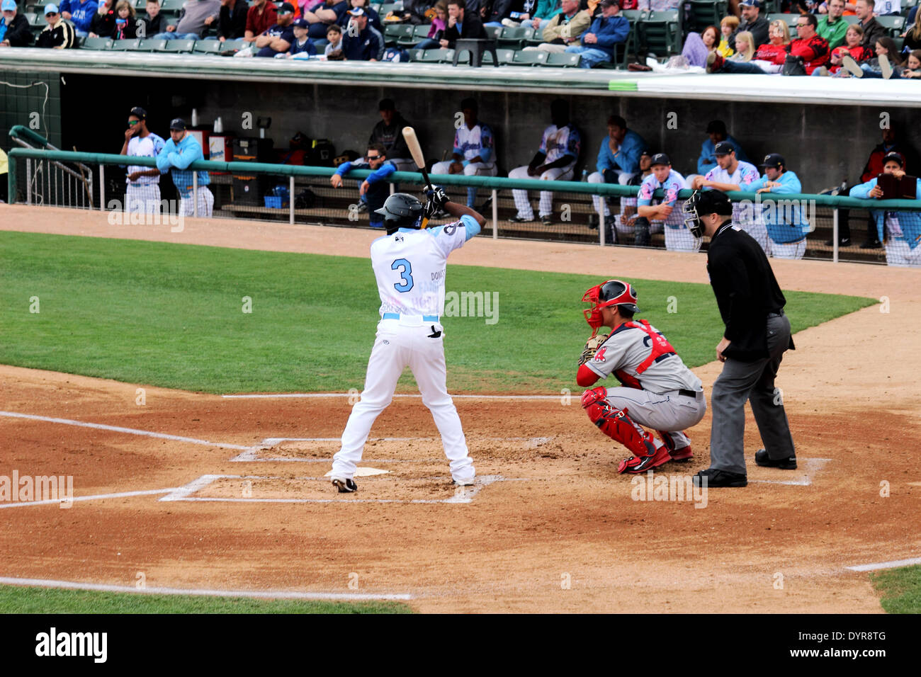 Ein Batter, Catcher und Schiedsrichter vorzubereiten für einen Stellplatz bei einem professionellen Baseball-Spiel in Myrtle Beach, South Carolina USA. Stockfoto