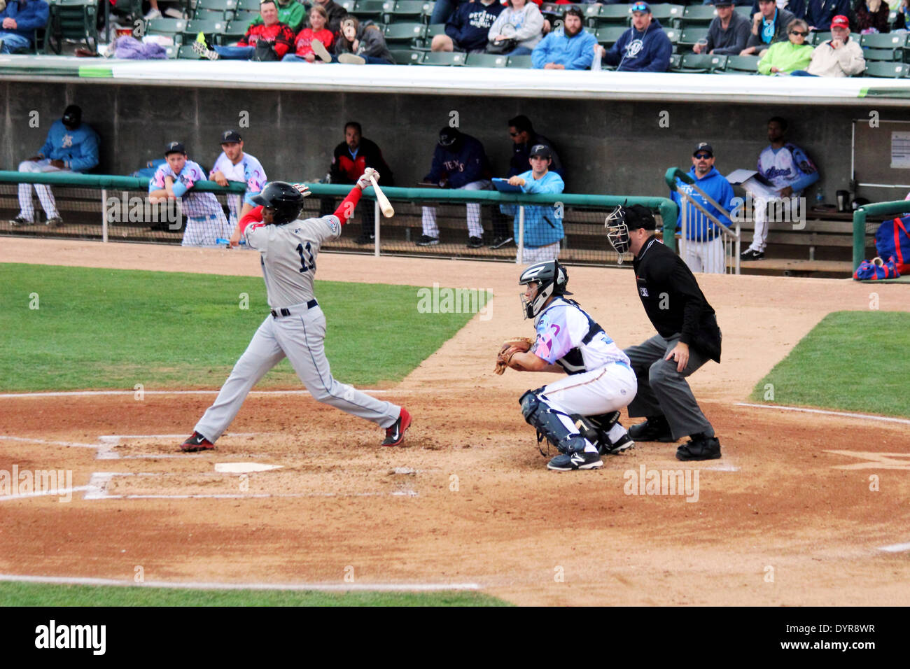 Ein Baseball Schlagmann schwingt in einer Tonhöhe. Stockfoto