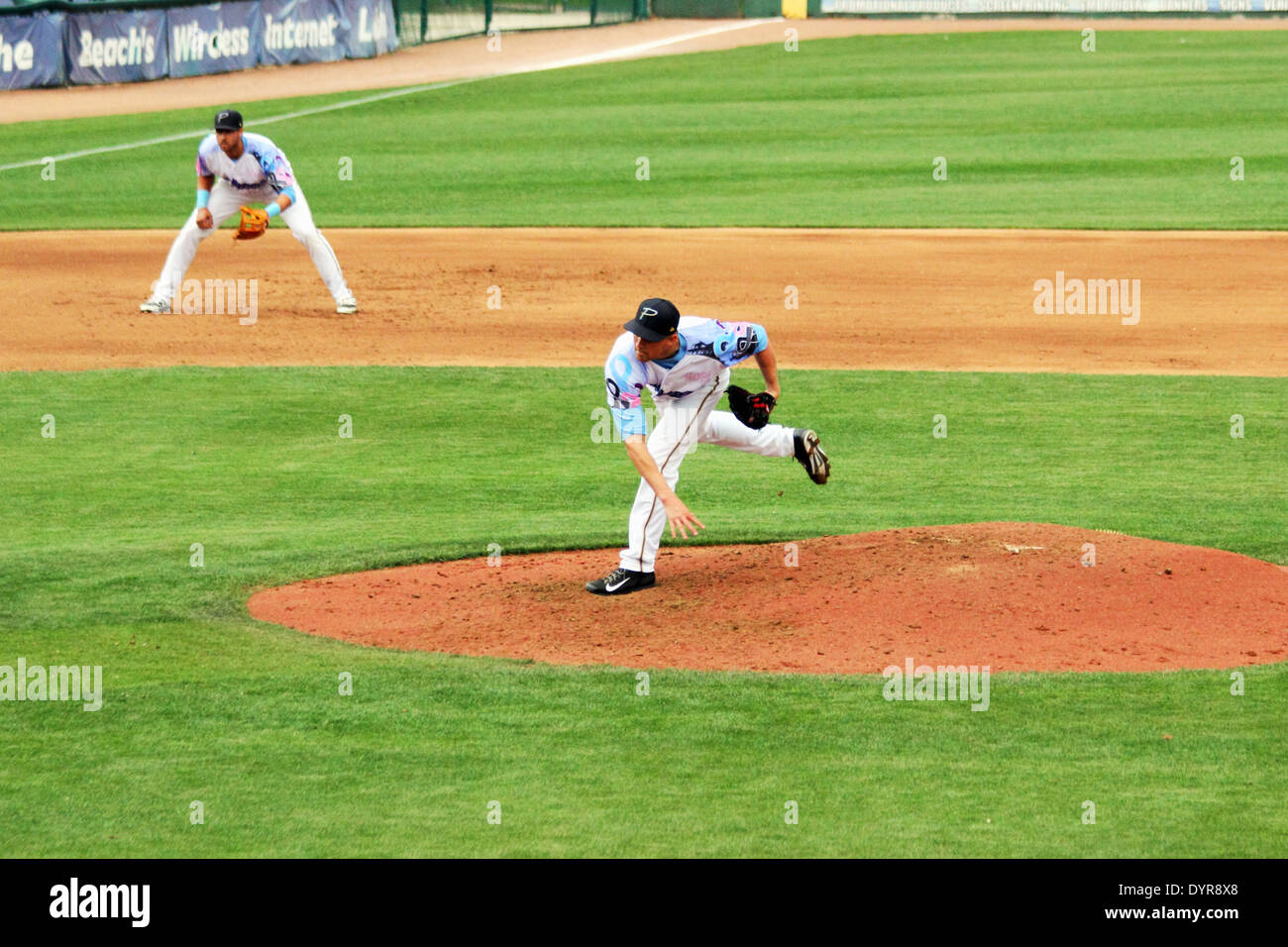 Ein Baseball-Pitcher liefert einen Stellplatz aus dem Hügel. Stockfoto