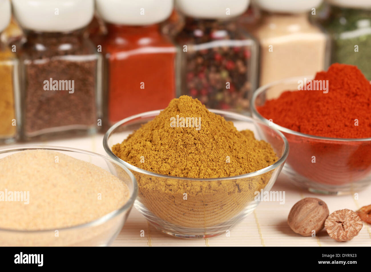 Sammlung von Kräutern und Gewürzen in Schalen. Selektiven Fokus auf das Currypulver. Stockfoto