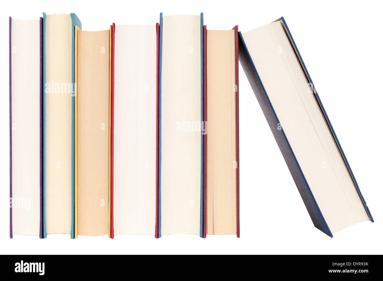 Bücher in einer Reihe, isoliert auf weißem Hintergrund Stockfoto