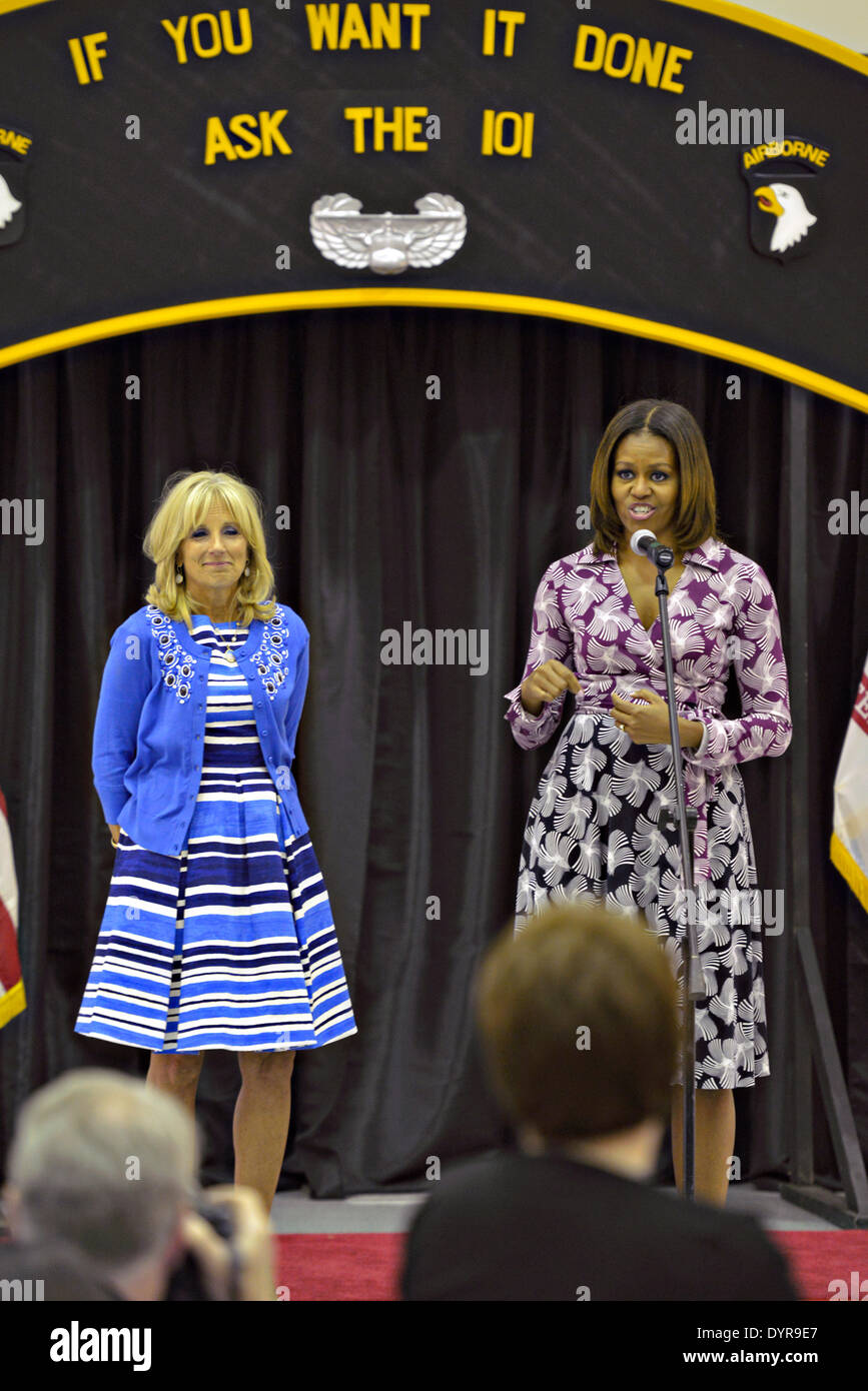 US-First Lady Michelle Obama und Dr. Jill Biden Frau Vize-Präsident Joe Biden Start des Online-Veteranen-Arbeitsamt in Fort Campbell 23. April 2014, Hopkinsville, Kentucky. Stockfoto