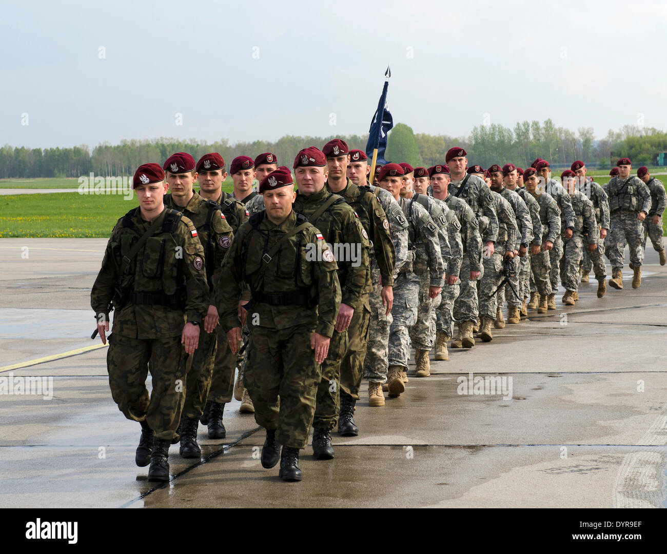 US Army Fallschirmjäger mit der 173rd Airborne Brigade Combat Team kommen März neben der polnischeArmee 6. Airborne Brigade bei der Ankunft 23. April 2014 in Swidwin, Polen. Die Soldaten wurden nach Polen und die baltischen Staaten als die Spannungen mit Russland über die Ukraine eingesetzt. Stockfoto