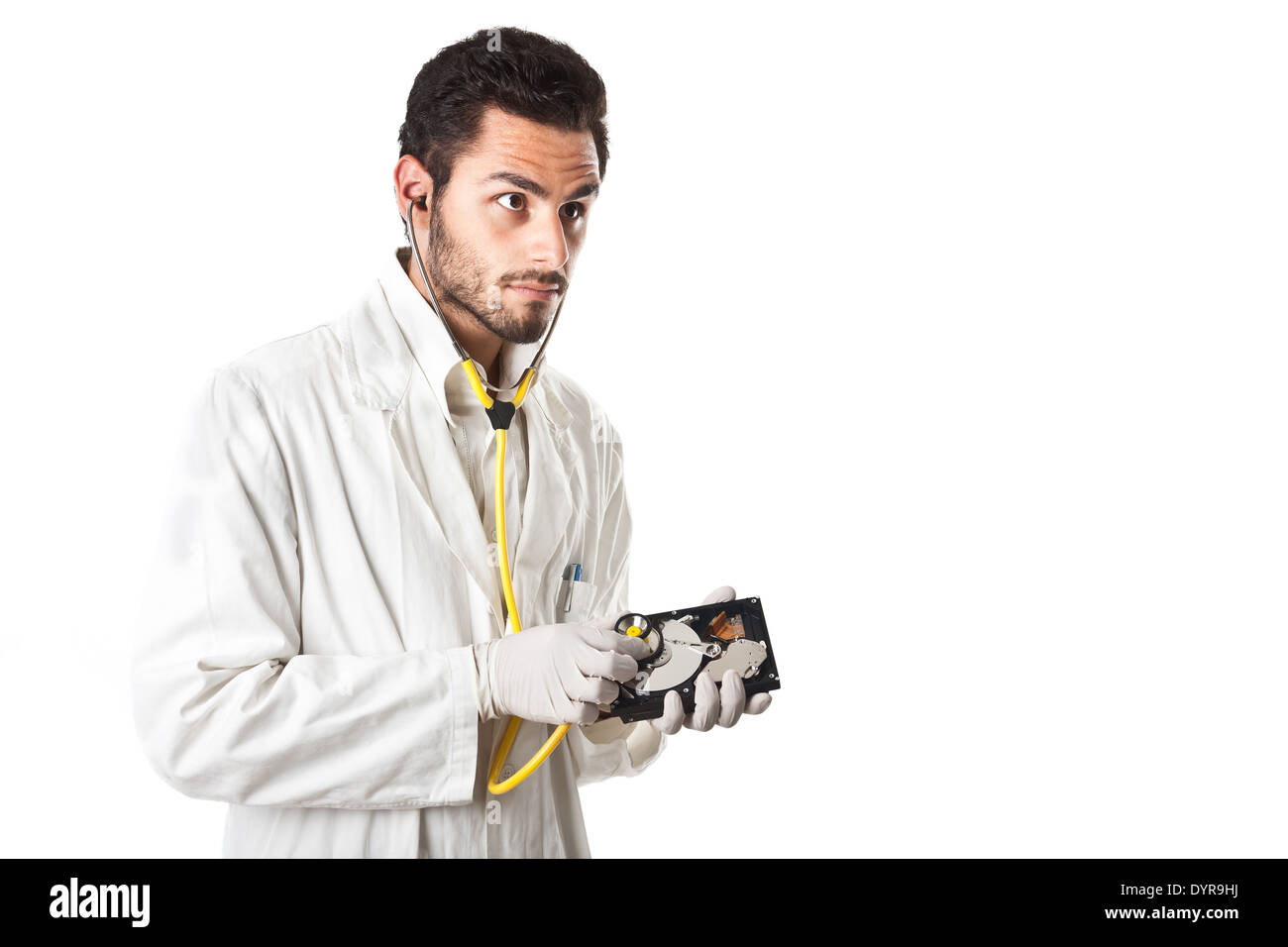 ein Arzt/Techniker tragen einen Kittel und Stethoskop hält eine Festplatte Stockfoto