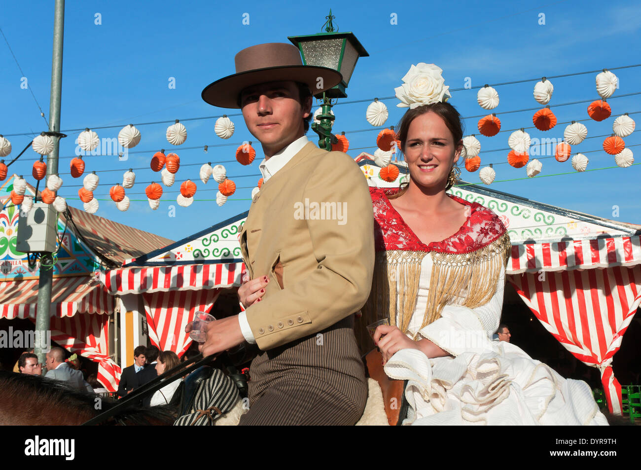 April Messe, Junge paar Reiter reiten mit traditionellen Flamenco Kostüme, Sevilla, Andalusien, Spanien, Europa Stockfoto