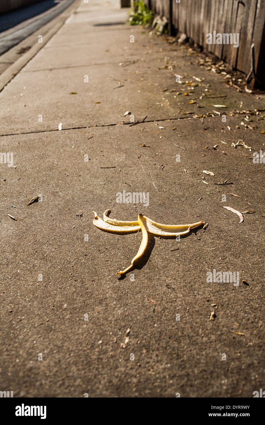 Eine Bananenschale liegen auf einem Pflaster Stockfoto