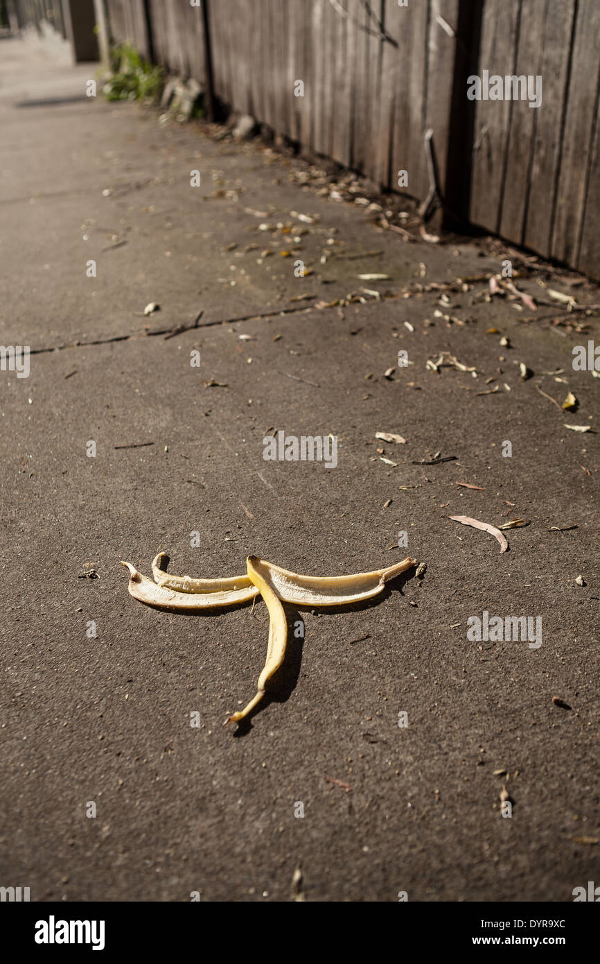 Eine Bananenschale liegen auf einem Pflaster Stockfoto