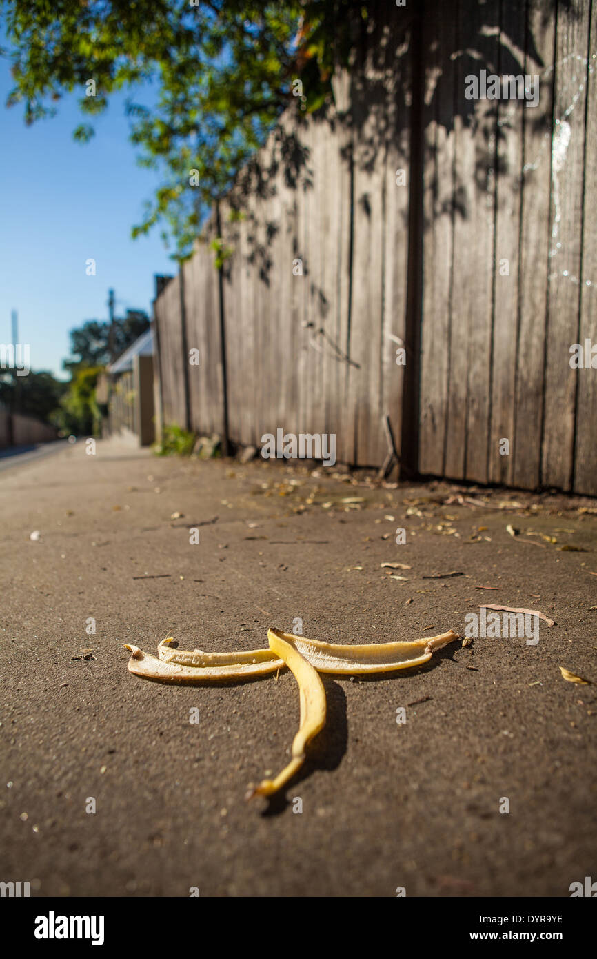 Eine Bananenschale liegen auf einem Pflaster Stockfoto
