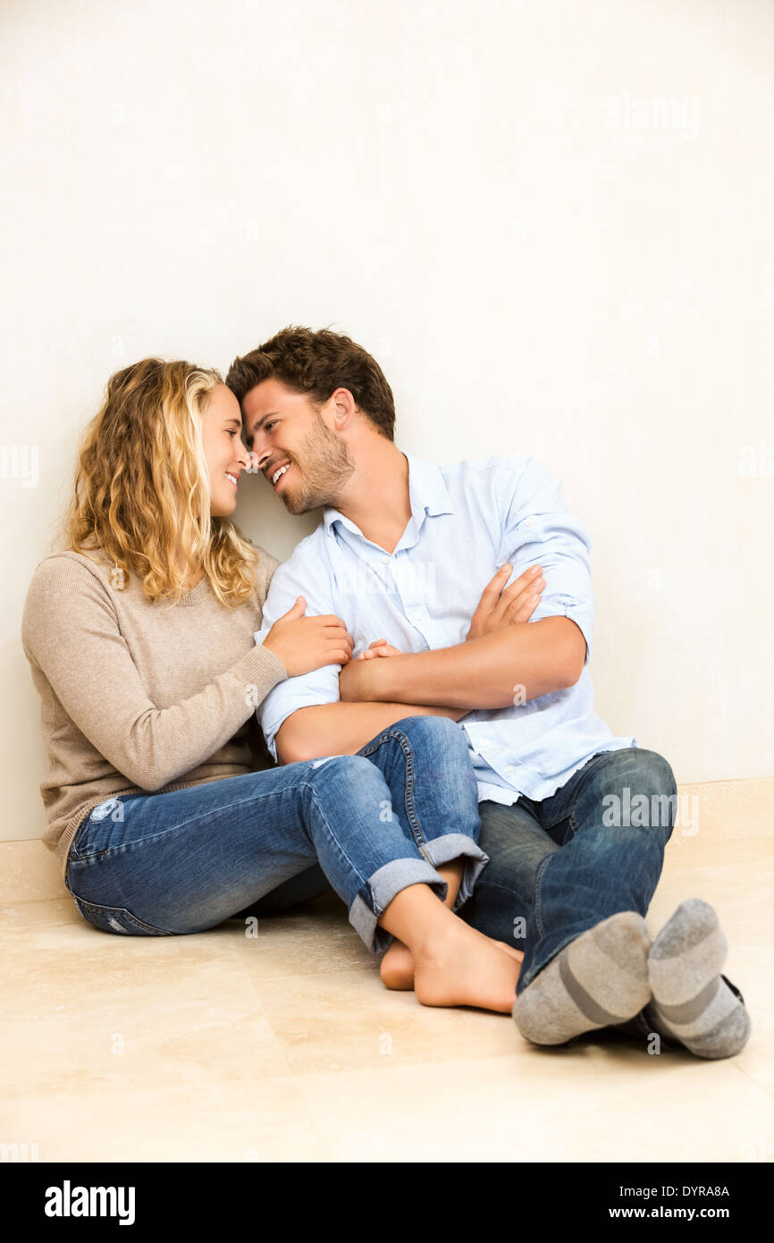 Glückliches Paar zu Hause entspannt auf dem Boden Stockfoto