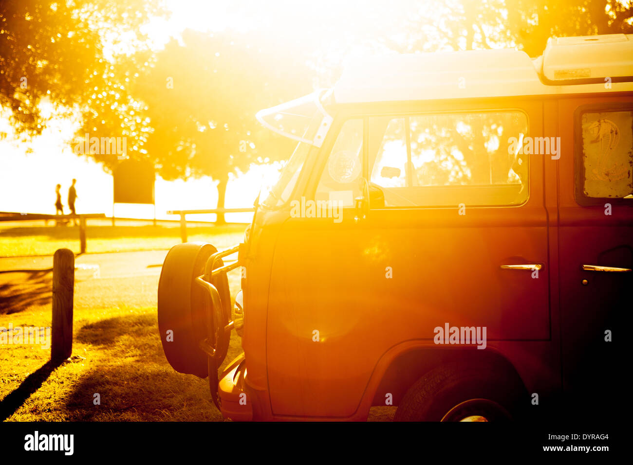 Einen alten VW Camper van fotografiert am frühen Abend Stockfoto